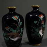 Paar kleine Cloisonné Vasen mit feinem Dekor "Wachteln unter Kamelien" auf schwarzem Fond, Japan Anfang 20.Jh., H. 9cm, Provenienz: Norddeutsche Sammlung - Foto 1