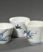 Übersicht. 5 Diverse japanische Soba Chokos Porzellan Becher mit Blaumalere &quot;Pflanzenmotive&quot;, späte Edozeit, H. 5,3-6cm, Ø 7-7,3cm