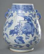 Übersicht. Porzellan Vase mit Blaumalerei Kartuschen &quot;Figürliche Szenen&quot; von &quot;Wolken und Fledermäusen&quot; umrahmt, plastische Drachen Henkel, China, 6-Zeichen Qianlong-Siegelmarke, H. 34cm, Rand best.