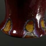 Balustervase mit Sang de Boeuf Glasur, Flussglasur am Standring abgeschlagen, H. 22cm mit Sockel - photo 3