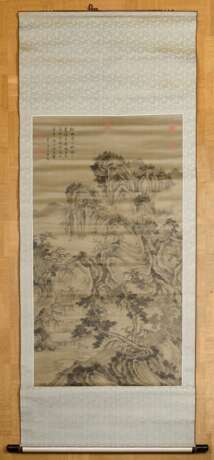 Chinesisches Rollbild "Berglandschaft mit Fluss, Kloster und Pavillons", nach Guo Xi (1020-1090), Tusche auf Seide, Inschrift und mehrere Siegel, 120x61cm - photo 1