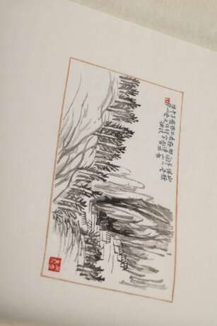 2 Bände "Beijing Rongbaozhai xin ji shi jianpu", 120 Holzdrucke (u.a. von Qi Baishi), Peking 1953, in Klappschuber mit Brokatbezug, 31,5x22,5x5cm, leichte Alters- und Gebrauchsspuren - photo 10