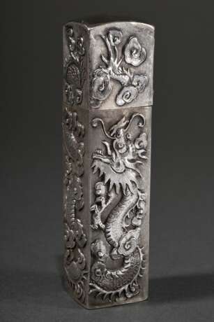 Chinesisches Etui mit fein getriebener und ziselierter Wandung "Wolkendrachen", MZ: Luen Wo, Shanghai, um 1900, Silber, 45g, 10x2,6x2,2cm - photo 2