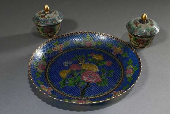 3 Diverse Teile Transluzid Cloisonné oder Emaille Vitraille mit polychromen Blütendekoren, China um 1900: Teller (Ø 24cm) und Paar Deckelkoppchen (H. 9cm) auf passenden Stands - photo 2