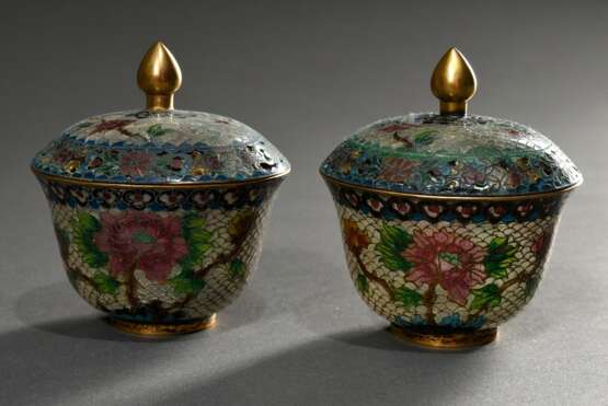 3 Diverse Teile Transluzid Cloisonné oder Emaille Vitraille mit polychromen Blütendekoren, China um 1900: Teller (Ø 24cm) und Paar Deckelkoppchen (H. 9cm) auf passenden Stands - photo 3