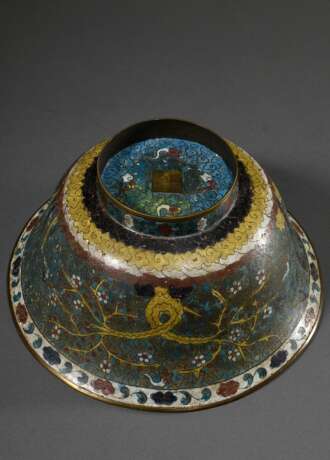 Große Cloisonné Kumme mit mehrfarbigen Emailledekorationen "Pferde, Karpfen sowie Bambus, Kiefer und Kirschblüten", Boden mit Mandarinhut sign. "Fang Ming" (im Ming Stil), H. 14cm, Ø 29cm, diverse Def… - photo 4