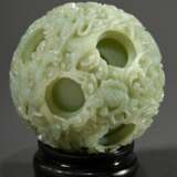 Floral geschnitzte Wunderkugel aus seladonfarbener Jade auf passendem Holzstand, China 20.Jh., H. ca. 10cm - photo 1