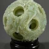 Floral geschnitzte Wunderkugel aus seladonfarbener Jade auf passendem Holzstand, China 20.Jh., H. ca. 10cm - photo 2