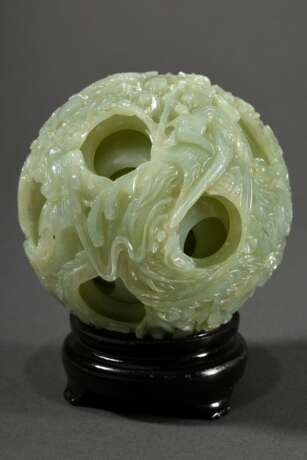 Floral geschnitzte Wunderkugel aus seladonfarbener Jade auf passendem Holzstand, China 20.Jh., H. ca. 10cm - photo 2