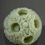 Floral geschnitzte Wunderkugel aus seladonfarbener Jade auf passendem Holzstand, China 20.Jh., H. ca. 10cm - photo 3