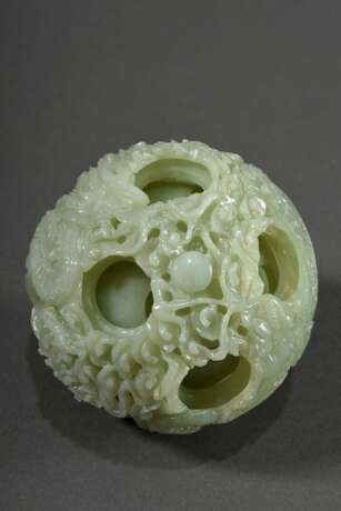 Floral geschnitzte Wunderkugel aus seladonfarbener Jade auf passendem Holzstand, China 20.Jh., H. ca. 10cm - photo 3