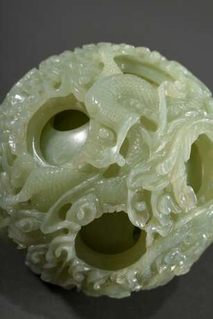 Floral geschnitzte Wunderkugel aus seladonfarbener Jade auf passendem Holzstand, China 20.Jh., H. ca. 10cm - photo 4