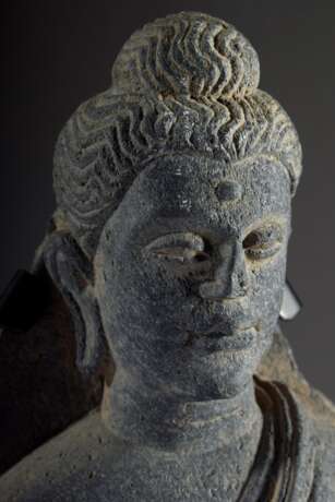 Steinrelief "Buddha" im Gandhara Stil, auf Metallhalterung montiert, H. 36cm, Kanten etwas bestoßen, Provenienz: Norddeutsche Privatsammlung - photo 7