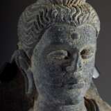 Steinrelief "Buddha" im Gandhara Stil, auf Metallhalterung montiert, H. 36cm, Kanten etwas bestoßen, Provenienz: Norddeutsche Privatsammlung - photo 7