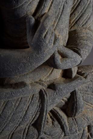 Steinrelief "Buddha" im Gandhara Stil, auf Metallhalterung montiert, H. 36cm, Kanten etwas bestoßen, Provenienz: Norddeutsche Privatsammlung - photo 8