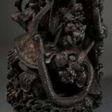 Hinduistische Göttergruppe "Hanuman, Garuda, Kurma und Nagas", meisterhaft detailreiche Schnitzarbeit, Bali um 1900, Holz geschnitzt, 67,5x30x26cm, defekt - photo 5