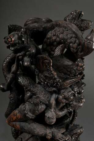 Hinduistische Göttergruppe "Hanuman, Garuda, Kurma und Nagas", meisterhaft detailreiche Schnitzarbeit, Bali um 1900, Holz geschnitzt, 67,5x30x26cm, defekt - photo 13