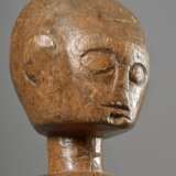 Fante Knabenfigur, südliches Ghana oder Elfenbeinküste, helles Holz, H. 19,5cm, Acrylsockel, Provenienz: Ludwig Bretschneider, München - photo 4