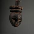 Eket Ogbom Maske mit figürlichem Aufsatz, Nigeria, sichelförmige Augen, Reste von farbiger Bemalung, 42,5x17,5x12cm, mit Ständer, Provenienz: Norddeutsche Privatsammlung ML - Prix ​​des enchères