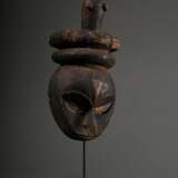 Eket Ogbom Maske mit figürlichem Aufsatz, Nigeria, sichelförmige Augen, Reste von farbiger Bemalung, 42,5x17,5x12cm, mit Ständer, Provenienz: Norddeutsche Privatsammlung ML - Foto 1