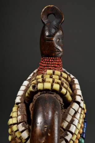 Puppe der Namchi, Zentral Afrika/ Kamerun, 20.Jh., alte Holzfigur mit umwickeltem Glasperlen Schmuck in verschiedenen Farben und Größen, H. 30cm, Alters- und Gebrauchsspuren, Patina, berieben - photo 3