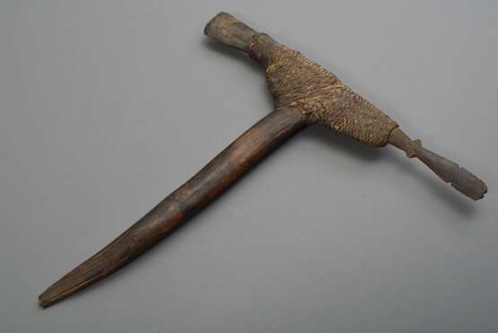 Steinbeil mit Bastumwicklung und Holzgriff, wohl Papua Neuguinea, 20.Jh., L. ca. 45cm, Gebrauchsspuren, Provenienz: Norddeutsche Privatsammlung ML - photo 1