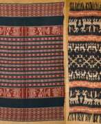 Обзор. 2 Diverse Ikat Webereien, Indonesien, 170x113cm/270x107cm mit Fransen, Altersspuren