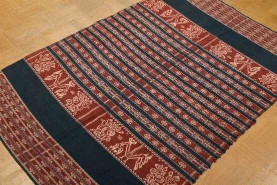 2 Diverse Ikat Webereien, Indonesien, 170x113cm/270x107cm mit Fransen, Altersspuren - photo 2