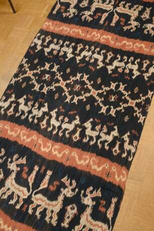 2 Diverse Ikat Webereien, Indonesien, 170x113cm/270x107cm mit Fransen, Altersspuren - photo 9