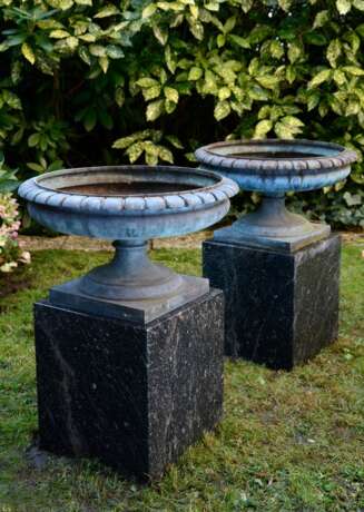 Paar patinierte Bronze Gartenschalen mit kanneliertem Rand über rundem Sockel auf eckigem Fuß, dazu schwarze Steinpostamente, wohl Frankreich, 19.Jh. - фото 2