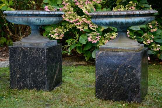 Paar patinierte Bronze Gartenschalen mit kanneliertem Rand über rundem Sockel auf eckigem Fuß, dazu schwarze Steinpostamente, wohl Frankreich, 19.Jh. - фото 4