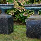 Paar patinierte Bronze Gartenschalen mit kanneliertem Rand über rundem Sockel auf eckigem Fuß, dazu schwarze Steinpostamente, wohl Frankreich, 19.Jh. - фото 4