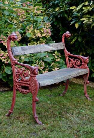 Französische Gusseisen Gartenbank mit figürlichen Lisenen und alten Holzplanken, rot gefasst, 43,5/95,5x118cm, Witterungspatina, etwas wackelig - photo 1