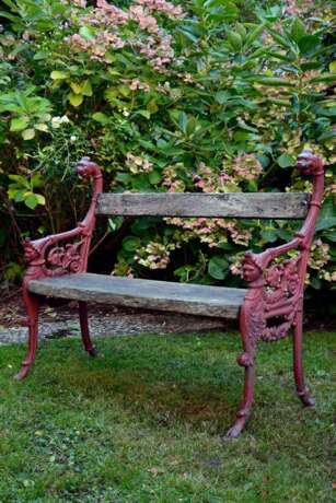 Französische Gusseisen Gartenbank mit figürlichen Lisenen und alten Holzplanken, rot gefasst, 43,5/95,5x118cm, Witterungspatina, etwas wackelig - photo 5