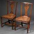 2 Georgian Hall-Chairs mit floral geschnitztem Gestell und Sitzfläche sowie Familienemblem „Hirsch mit durchbohrter Kehle“ in der Lehne, Eiche, England 2. Hälfte 18.Jh., H. 43/93cm, Füße etwas ungleich - Maintenant aux enchères