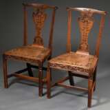 2 Georgian Hall-Chairs mit floral geschnitztem Gestell und Sitzfläche sowie Familienemblem „Hirsch mit durchbohrter Kehle“ in der Lehne, Eiche, England 2. Hälfte 18.Jh., H. 43/93cm, Füße etwas ungleich - Foto 1