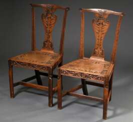 2 Georgian Hall-Chairs mit floral geschnitztem Gestell und Sitzfläche sowie Familienemblem „Hirsch mit durchbohrter Kehle“ in der Lehne, Eiche, England 2. Hälfte 18.Jh., H. 43/93cm, Füße etwas ungleich