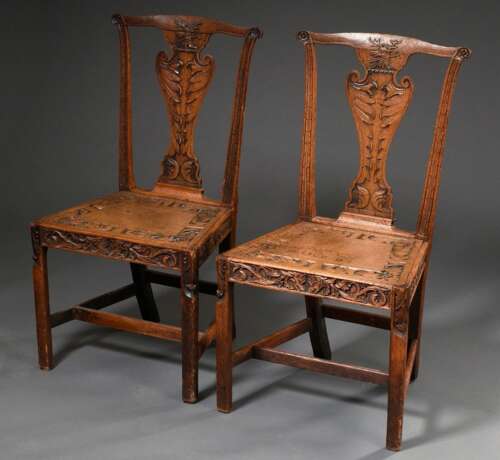 2 Georgian Hall-Chairs mit floral geschnitztem Gestell und Sitzfläche sowie Familienemblem „Hirsch mit durchbohrter Kehle“ in der Lehne, Eiche, England 2. Hälfte 18.Jh., H. 43/93cm, Füße etwas ungleich - Foto 1