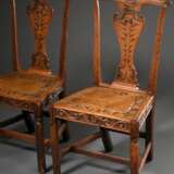 2 Georgian Hall-Chairs mit floral geschnitztem Gestell und Sitzfläche sowie Familienemblem „Hirsch mit durchbohrter Kehle“ in der Lehne, Eiche, England 2. Hälfte 18.Jh., H. 43/93cm, Füße etwas ungleich - Foto 2