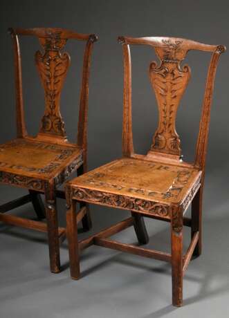 2 Georgian Hall-Chairs mit floral geschnitztem Gestell und Sitzfläche sowie Familienemblem „Hirsch mit durchbohrter Kehle“ in der Lehne, Eiche, England 2. Hälfte 18.Jh., H. 43/93cm, Füße etwas ungleich - Foto 2