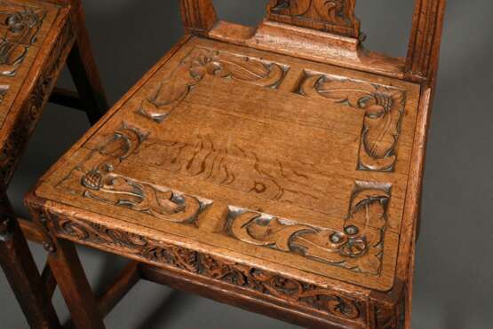 2 Georgian Hall-Chairs mit floral geschnitztem Gestell und Sitzfläche sowie Familienemblem „Hirsch mit durchbohrter Kehle“ in der Lehne, Eiche, England 2. Hälfte 18.Jh., H. 43/93cm, Füße etwas ungleich - Foto 3