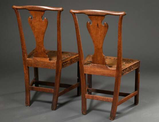 2 Georgian Hall-Chairs mit floral geschnitztem Gestell und Sitzfläche sowie Familienemblem „Hirsch mit durchbohrter Kehle“ in der Lehne, Eiche, England 2. Hälfte 18.Jh., H. 43/93cm, Füße etwas ungleich - Foto 7