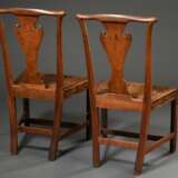 2 Georgian Hall-Chairs mit floral geschnitztem Gestell und Sitzfläche sowie Familienemblem „Hirsch mit durchbohrter Kehle“ in der Lehne, Eiche, England 2. Hälfte 18.Jh., H. 43/93cm, Füße etwas ungleich - Foto 7