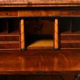 Biedermeier Schreibschrank in schlichter Façon, zentrales Klappfach mit intarsiertem Interieur und Darstellung "Alexander I Kaiser von Russland" über 2 Schüben, Aufsatz mit seitlichen Säulen aus ebonisiertem Ho… - photo 9