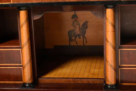 Biedermeier Schreibschrank in schlichter Façon, zentrales Klappfach mit intarsiertem Interieur und Darstellung "Alexander I Kaiser von Russland" über 2 Schüben, Aufsatz mit seitlichen Säulen aus ebonisiertem Ho… - photo 11