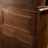 Biedermeier Schreibschrank in schlichter Façon, zentrales Klappfach mit intarsiertem Interieur und Darstellung "Alexander I Kaiser von Russland" über 2 Schüben, Aufsatz mit seitlichen Säulen aus ebonisiertem Ho… - photo 16