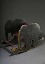 Midcentury Kinder-Schaukelstuhl „Elefant“ mit bemalten Sperrholzwangen und rotem Kunstledersitz, 42x29x63, bespielt, kleine Fehlstellen