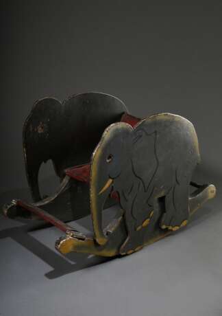 Midcentury Kinder-Schaukelstuhl „Elefant“ mit bemalten Sperrholzwangen und rotem Kunstledersitz, 42x29x63, bespielt, kleine Fehlstellen - photo 1