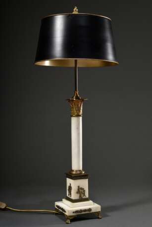 Marmor Säulenlampe mit Bronze Dekorationen "Klassische Szenen", schwarz gefasster Metall Schirm, H. 78cm, 1 Beschlag verloren - photo 1