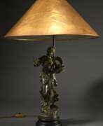 Overview. Tischlampe mit figürlichem Fuß &quot;La Ceramique&quot; nach Auguste Moreau, galvanisierter Zinkguss, um 1900, elektrifiziert, H. 84cm